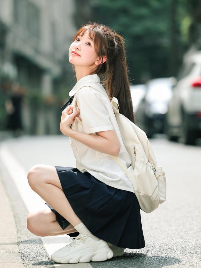 甘肃兰州一校花，楚楚动人，倾国倾城	，这气质堪称校园天花板