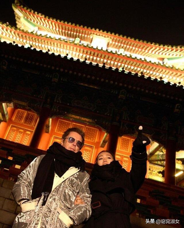 59岁巩俐带法国老公北京游玩	，76岁雅尔帅气又多金，跟总统是朋友