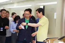 雷军、周鸿祎转行当“车模”，现场火爆！图片