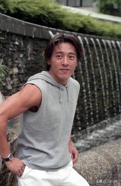 夫妻俩为了不变老，坚持31年不吃肉不生子，如今59岁近照太尴尬
