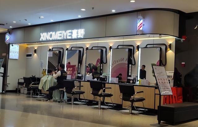 理发店一年倒闭30万家，不是缺客人不是电商冲击，而是自己作垮的