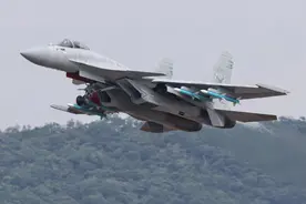 歼15T重型舰载机亮相珠海，弹射起飞满油满弹，国产航母战力倍增图片