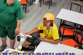 被外卖员接力帮店家哄娃暖到了！网友:摇娃取餐！图片