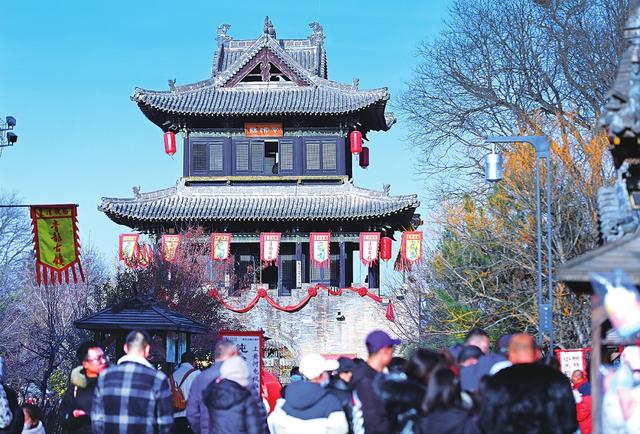 阳曲县青龙古镇内人潮涌动、热闹非凡