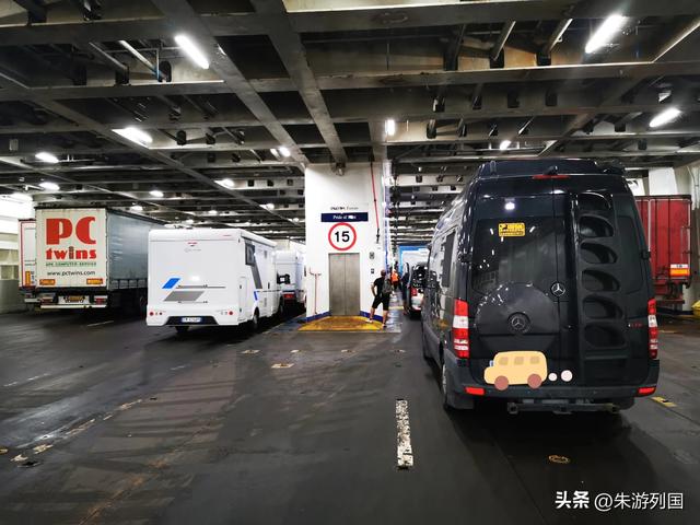 白色断崖与灰色天空，英国南部海岸线的另一种浪漫