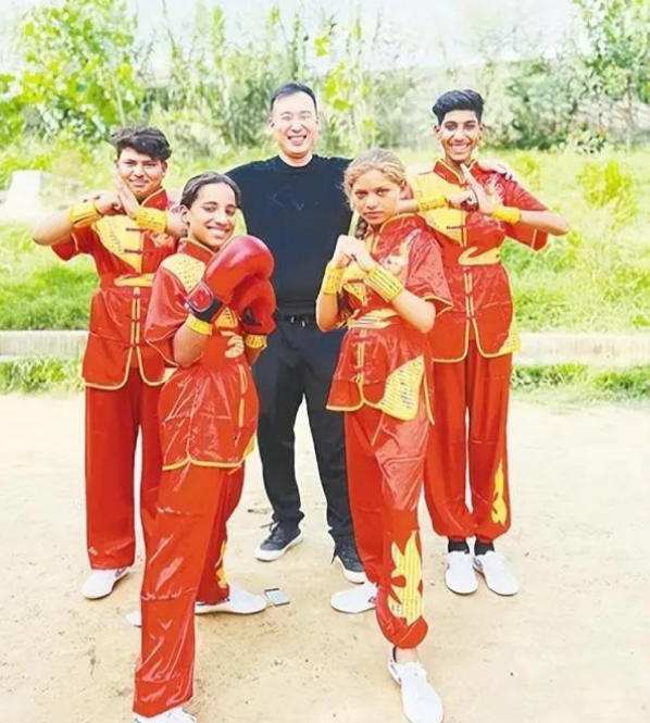 宣布退网！中国男子在巴铁8年，花千万扶贫，妻儿出事后无奈回国