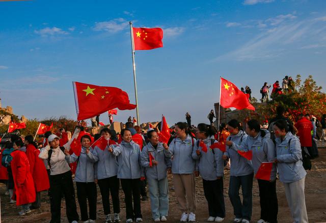 泰山之巅，最爱这抹中国红！
