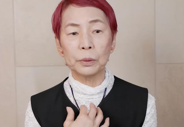 陈凯歌前妻洪晃晒京郊院子，空地上百平，爱马仕被她拍出廉价感
