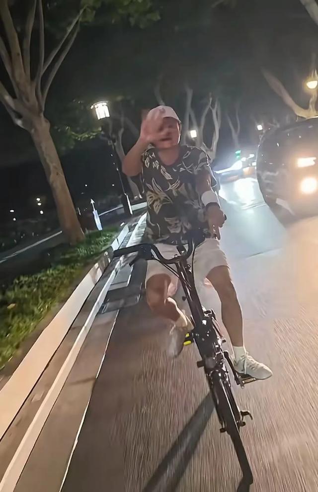 马云骑车夜游西湖遇粉丝，美女激动搭讪，马云说很凉快 单车很昂贵