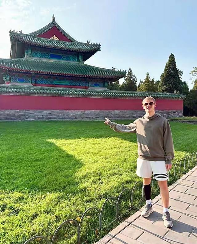 小勒布伦夺男单亚军后，并没有马上回法国，想不到是去了这里玩