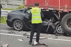 特斯拉Model3服务区追尾路边大货车，车身卡进底盘严重变形；特斯拉中国：尚不掌握涉事车辆情况图片