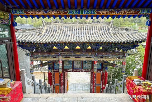 沙尔湾的历史悠久，村口大光明寺令人惊艳，竟是青海汉传佛教之首