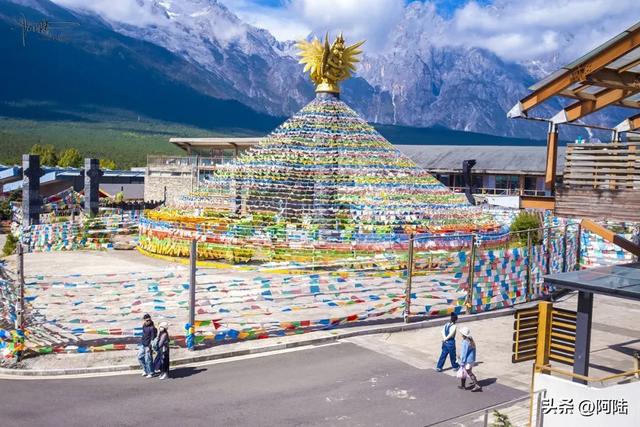 玉龙雪山有点过分，其实不用坐索道，光游客中心都能逛吃玩上一天