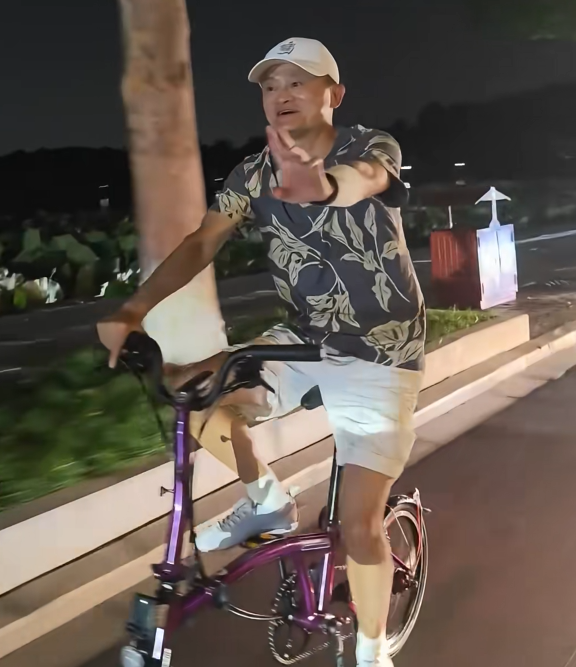 西湖偶遇马云，骑雷军同款自行车，网友晒售价1.85万，不便宜