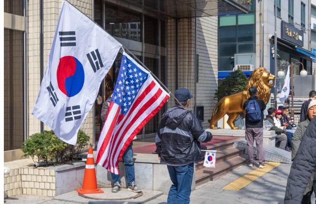犹豫13天，93阅兵李在明没去成？特朗普两头施压，韩国要看美脸色