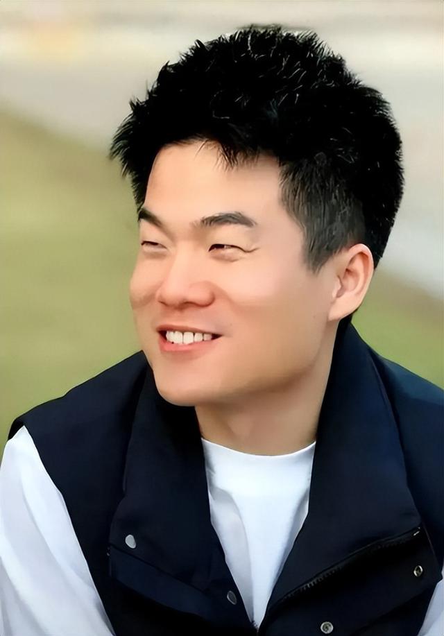 俞敏洪没想到，董宇辉受邀九三阅兵半月多，再因一个举动口碑暴涨