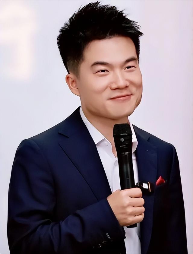 俞敏洪没想到，董宇辉受邀九三阅兵半月多，再因一个举动口碑暴涨