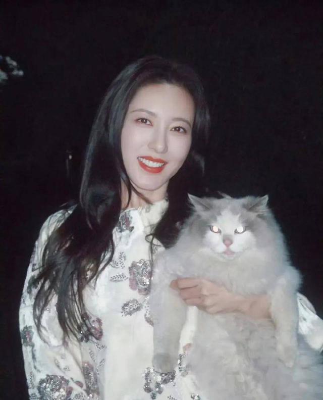她是两百年难遇的美人，靠美貌“征服”众多男人，现今48岁仍未婚