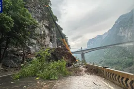 国道319重庆武隆段发生山体垮塌 道路中断图片