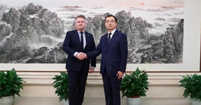 翻脸如翻书般迅速！泽连斯基突告知中国，准备应对乌克兰最新制裁