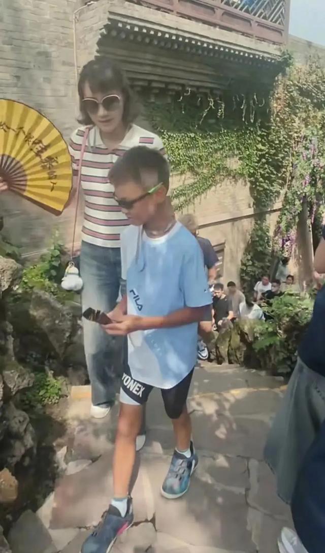44岁谢杏芳也没想到，因林丹败光的体面，如今被9岁儿子挣了回来