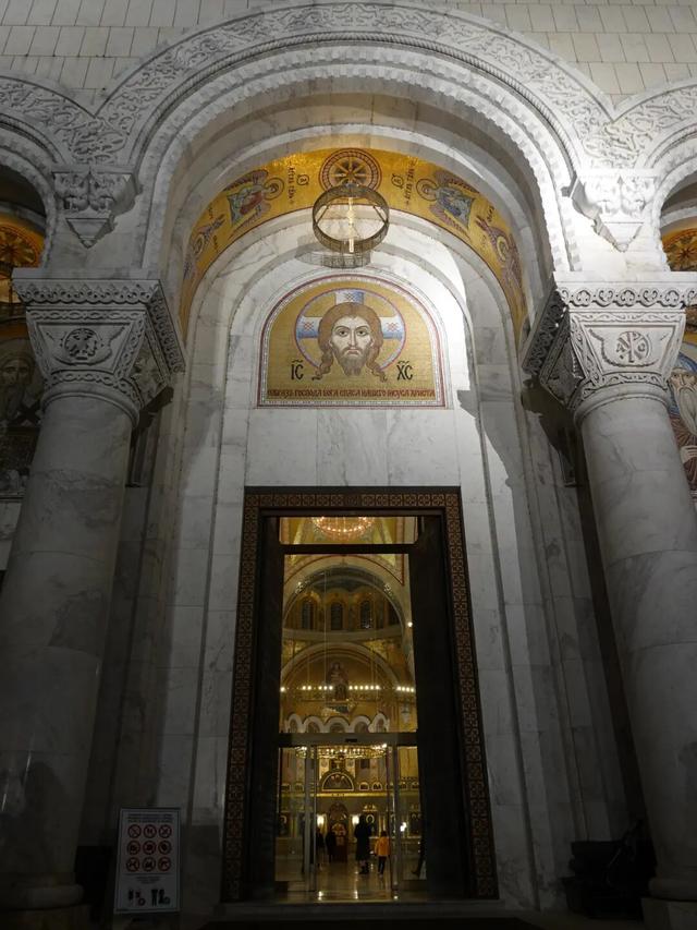 塞尔维亚，老贝城的圣萨瓦大教堂，马赛克壁画把金色用到极致典雅