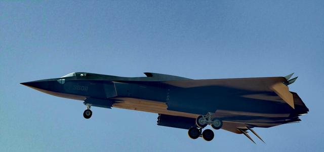 歼-35还是有点小？国产航母突破12万吨指日可待，歼-36能上舰么？