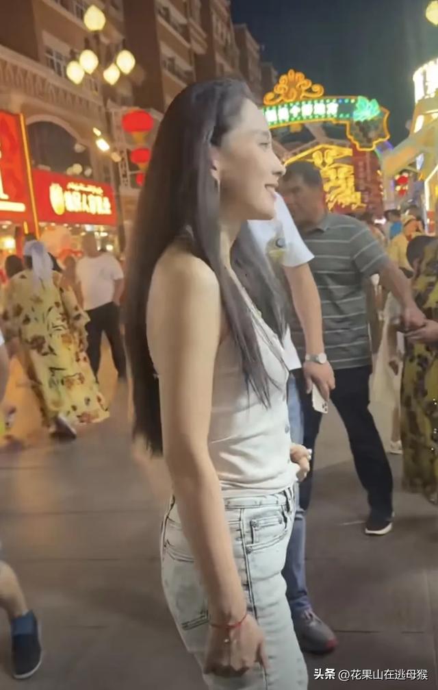 森林北新疆被偶遇，穿着简单身材比例超棒，本人又瘦又美！