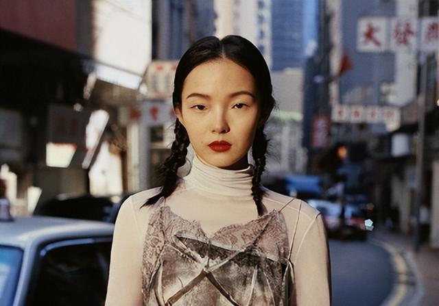 超模黄金时代终结？何穗隐婚生子惹争议，豪门与T台到底如何抉择