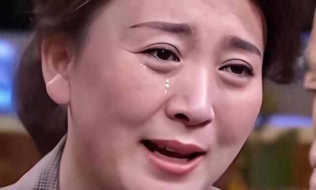 越扒越有，被人民网点名后	，闫学晶又被曝身份造假，成名史太精彩