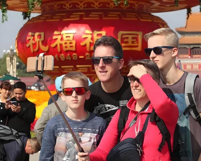“点滴进步”汇聚成外国游客眼中的中国魅力