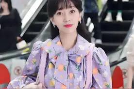 70岁赵雅芝穿嫩粉衣服被骂！网友：老太太扮少女，越看越尴尬！图片
