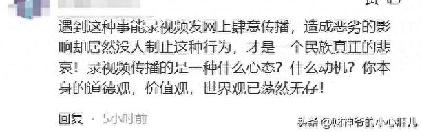 男女闹市街头不雅行为，男子抽烟很享受，现场围观者还有很多儿童