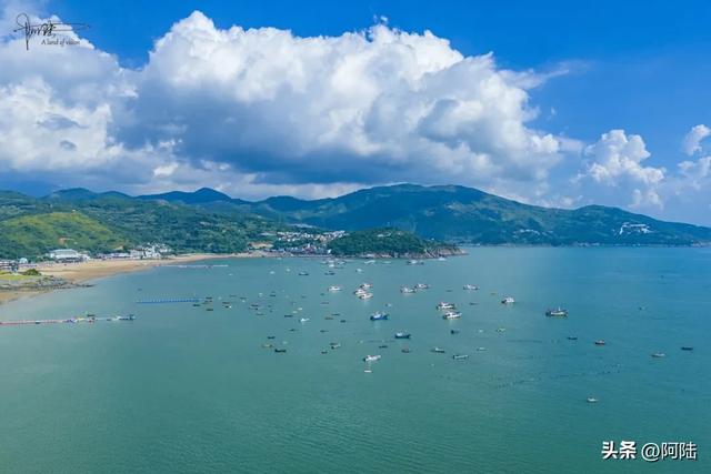 渔寮沙滩的水上项目太精彩，难怪烈日炎炎之下，游客仍然趋之若鹜