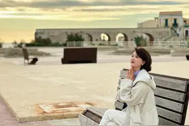 张蕾一家三口国外度假庆结婚12周年，老公帮拍照，她笑得一脸幸福图片