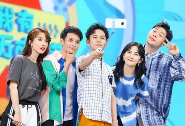 51岁主持人何炅：无妻无女、与保姆相伴，如今终于与自己和解