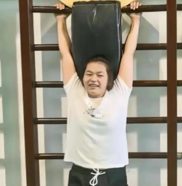 教练谈全红婵伤痛：胫骨踝关节都有伤	，身上都是肌贴，每天都很疼