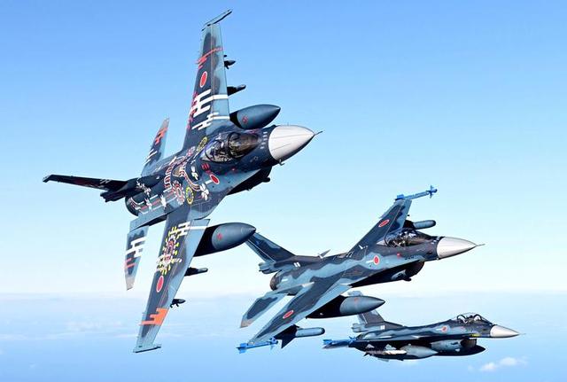 12架日机模拟打击辽宁舰，虚晃一圈不敢靠近，该庆幸这不是实战