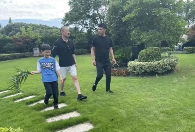 汪雨小20岁老婆：毕业于上海财经，曾留学英国，妈妈是小学老师