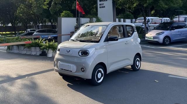 五菱“代步神车”跌至白菜价！直降2万仅需2.98万起，1公里5分钱