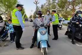 除了戴头盔，6月起，电动车、三轮车、四轮车上路“5必查”新规图片