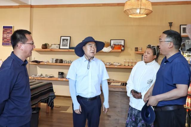何谋保在夏河调研时强调 推动环境提质服务提档业态提级品质提升 全域全季开创文旅产业高质量发展新局面