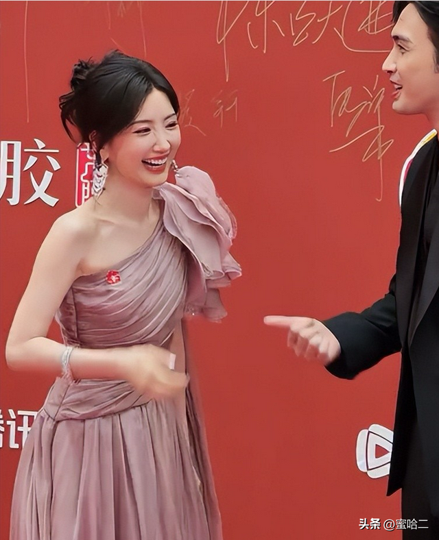 毛晓彤连续两场红毯陷副乳争议：小一号礼服，何必为难好身材？