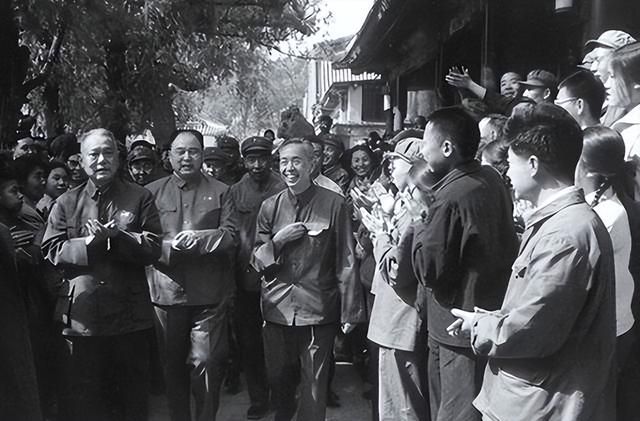 李德生刚上任北京军区司令，就对秘书说：我先到副司令员那报个到