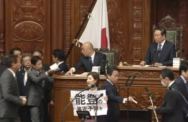 高市早苗国会翻车，防卫大臣单膝救场，80万亿投资百姓买单