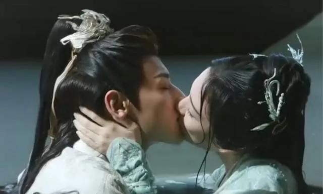 拦腰抱、湿身吻,《暗河传》2搭的他俩,贡献了全剧最大尺度