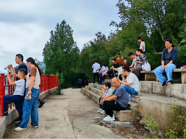国庆中秋假期第七天，山亭旅游热度仍不减