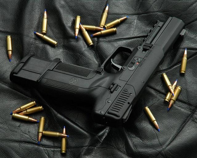 它是特警的理想副武器 被誉为反恐利器 弹药价格贵但穿透力强