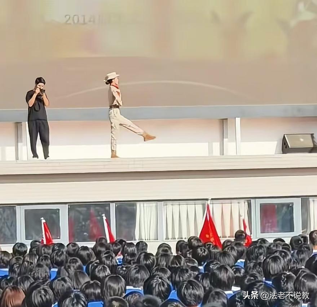 93受阅女兵参加婚礼被骂惨！网友：穿这套衣服去是几个意思？