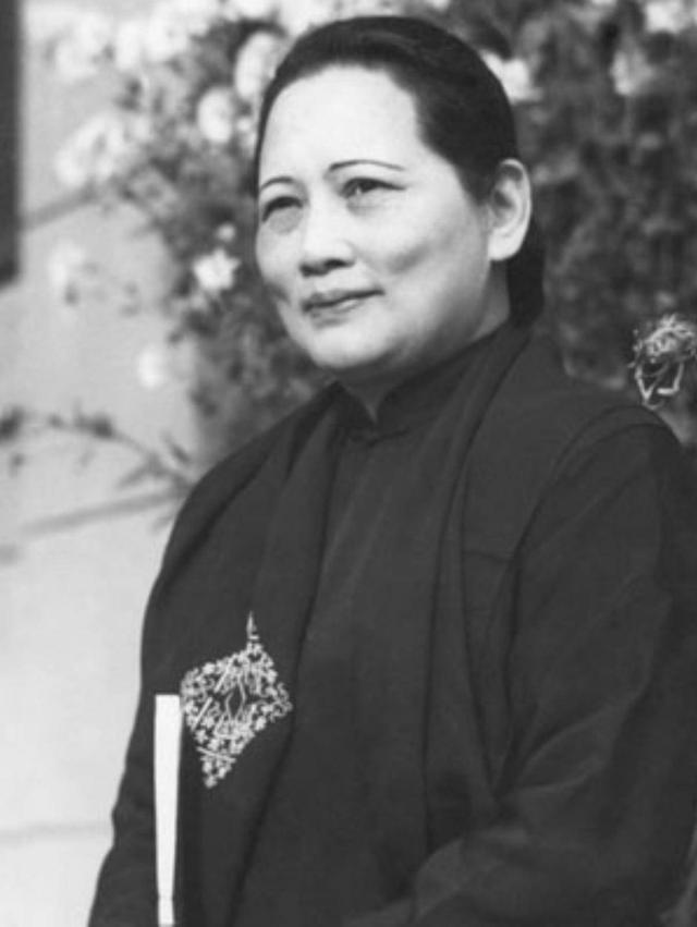 34年后才得知真相：红军快饿死时，宋庆龄偷偷当了和孙中山的家